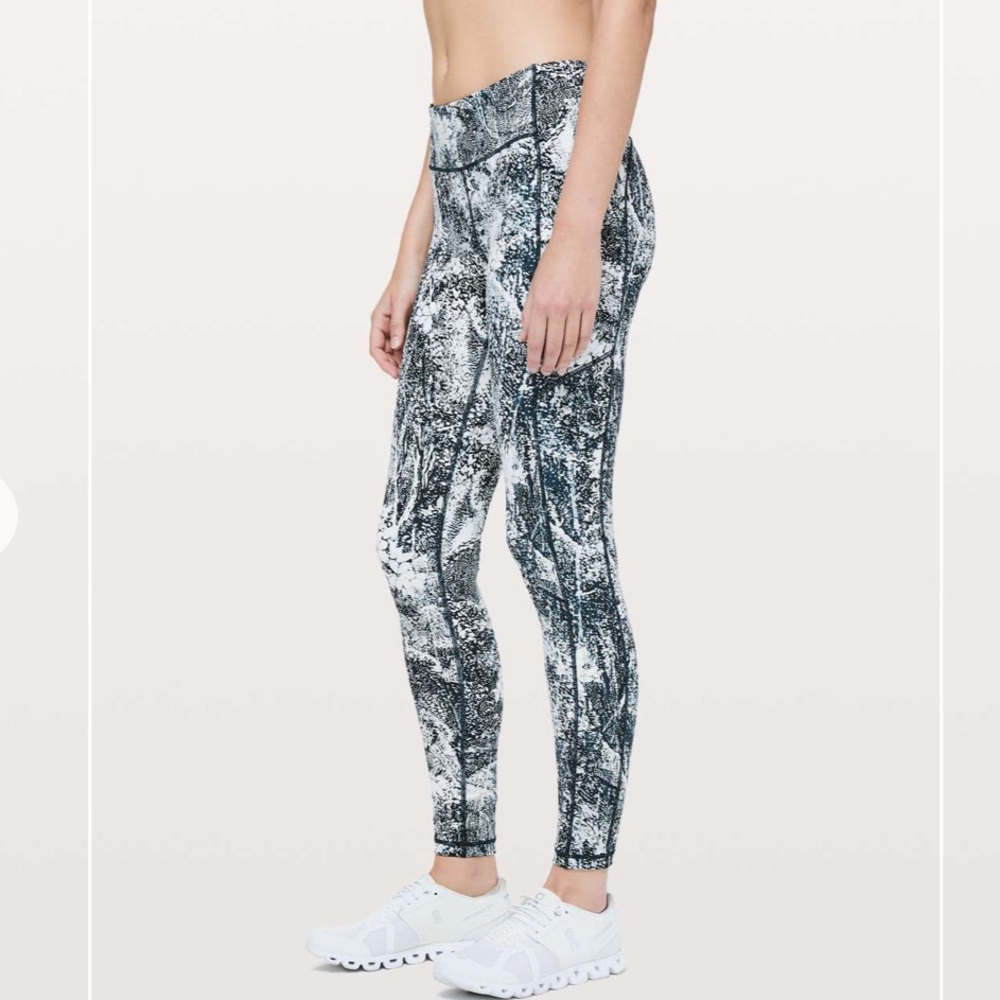 Lululemon Speed Up Tight *Full-On Luxtreme 28"
Wildwood Multi Size 6